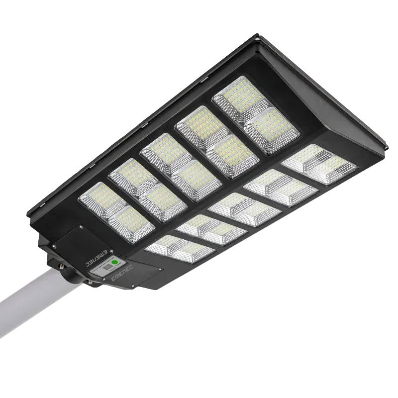 Siyah bir gövde içerisinde birden fazla LED panelden oluşan, bir direğe monte edilmiş dikdörtgen LED sokak aydınlatma armatürünün yakın çekimi.